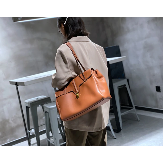 Leather Shoulder Tote – Smooth Calfskin Travel Handbag with Lock Closure
